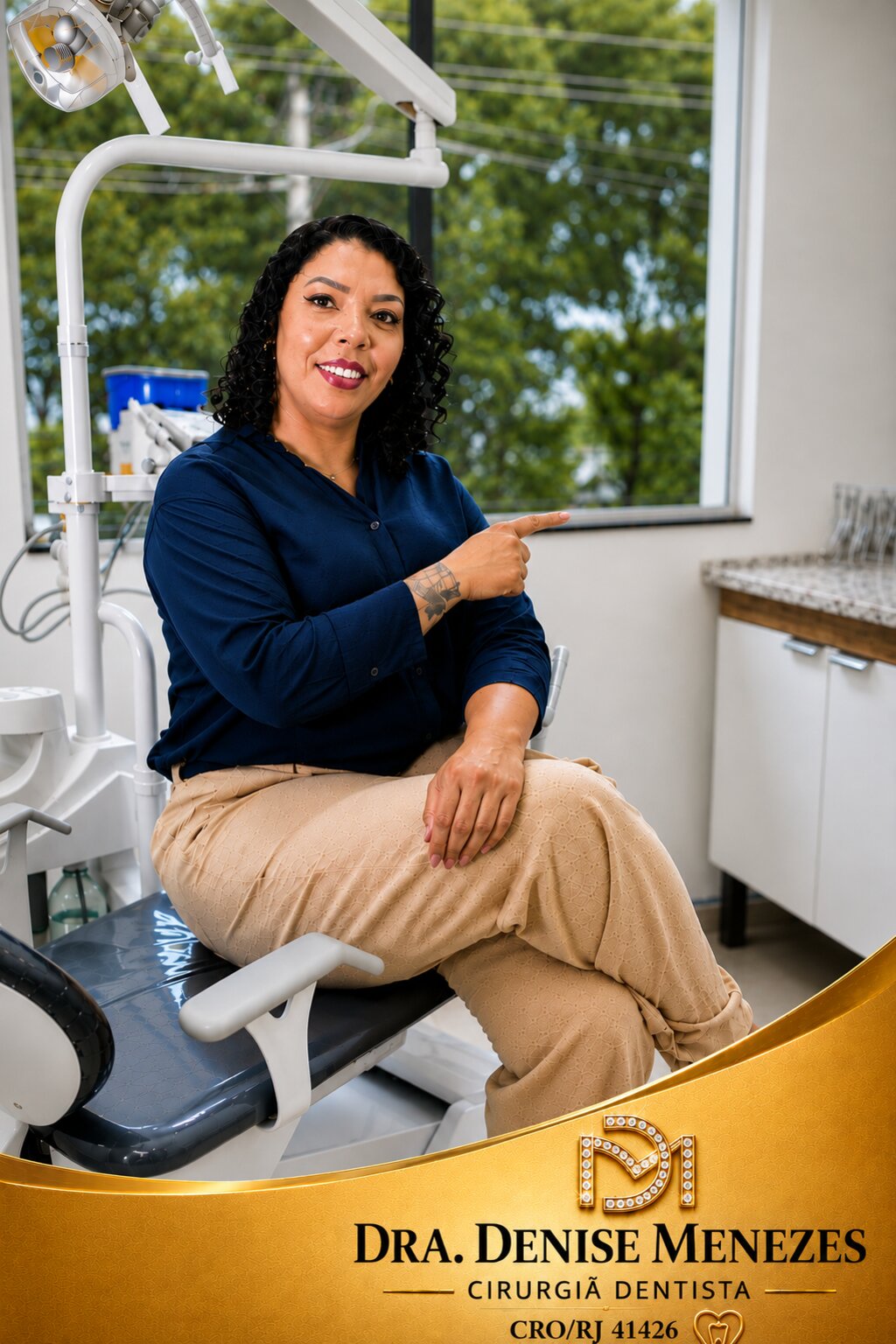 Dra. Denise Menezes na sala de atendimento do consultório em Itaguaí